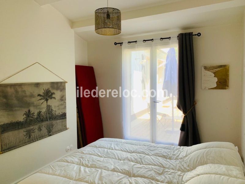 Photo 11 : CHAMBRE d'une maison situ&eacute;e &agrave; Sainte-Marie-de-R&eacute;, &icirc;le de R&eacute;.