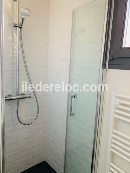 Photo 8 : SALLEDEBAIN d'une maison situ&eacute;e &agrave; Sainte-Marie-de-R&eacute;, &icirc;le de R&eacute;.