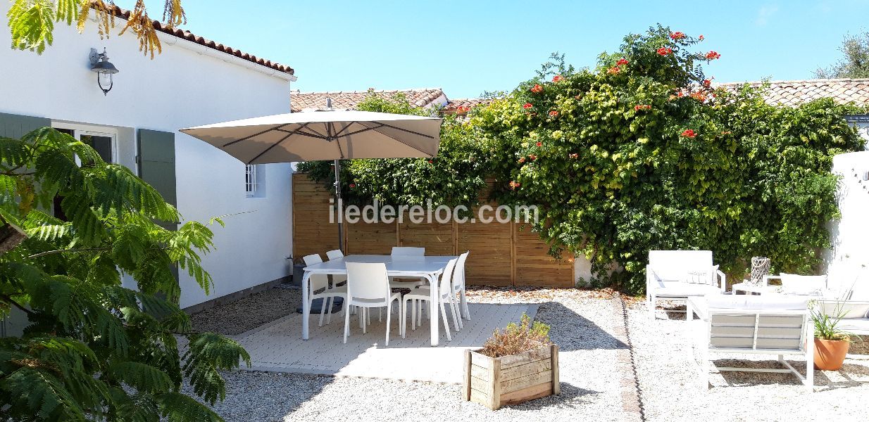 Photo 1 : TERRASSE d'une maison située à Sainte-Marie, île de Ré.