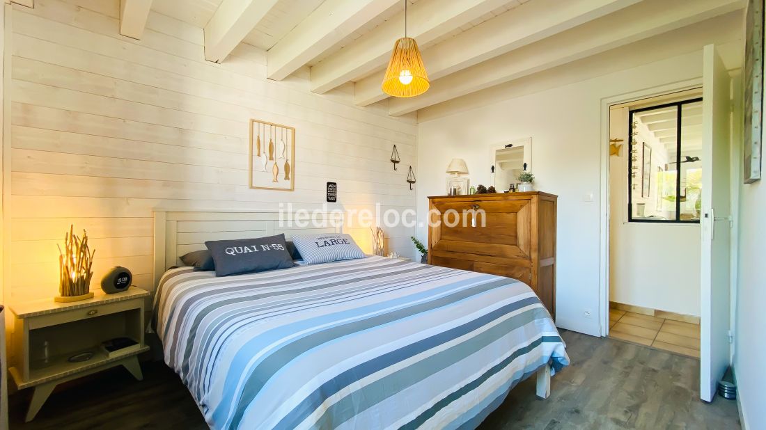 Photo 11 : CHAMBRE d'une maison située à Sainte-Marie, île de Ré.