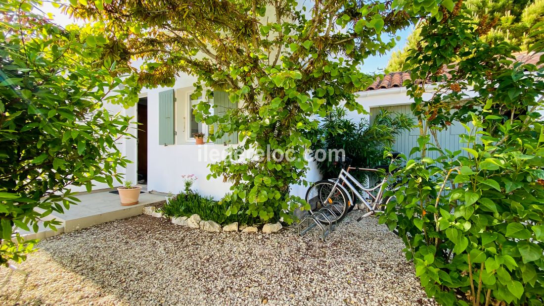 Photo 5 : EXTERIEUR d'une maison située à Sainte-Marie, île de Ré.