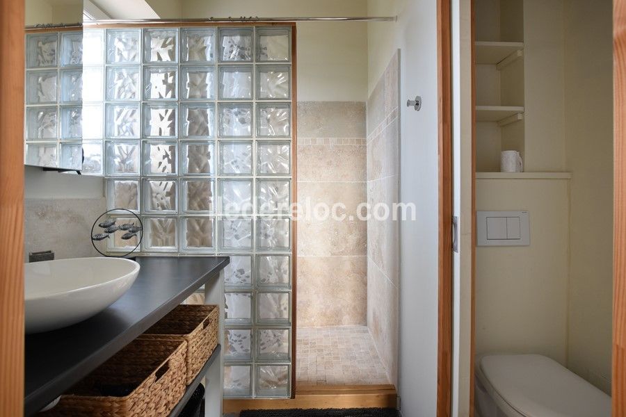 Photo 6 : SALLEDEBAIN d'une maison située à Ars en Ré, île de Ré.