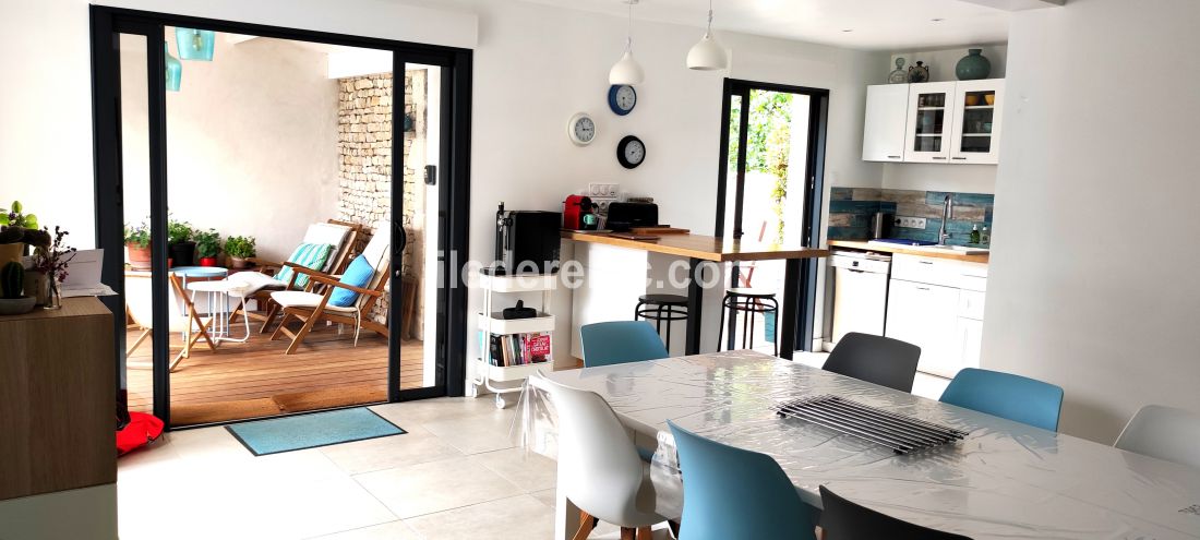 Photo 18 : CUISINE d'une maison située à Le Bois-Plage-en-Ré, île de Ré.