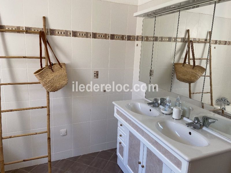 Photo 18 : SALLEDEBAIN d'une maison située à Le Bois-Plage-en-Ré, île de Ré.