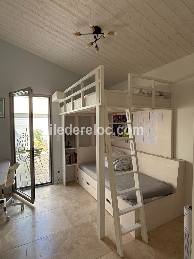 Photo 48 : CHAMBRE d'une maison situ&eacute;e &agrave; Sainte-Marie-de-R&eacute;, &icirc;le de R&eacute;.
