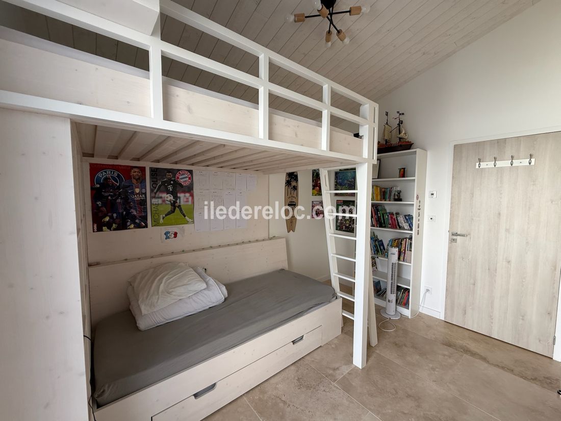 Photo 49 : CHAMBRE d'une maison situ&eacute;e &agrave; Sainte-Marie-de-R&eacute;, &icirc;le de R&eacute;.