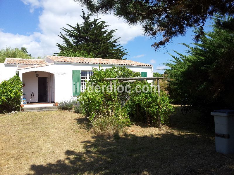 Photo 1 : EXTERIEUR d'une maison située à Le Bois-Plage-en-Ré, île de Ré.