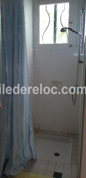 Photo 11 : SALLEDEBAIN d'une maison située à Le Bois-Plage-en-Ré, île de Ré.