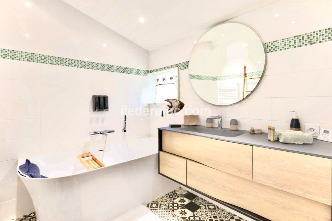 Photo 34 : SALLEDEBAIN d'une maison située à Le Bois-Plage-en-Ré, île de Ré.