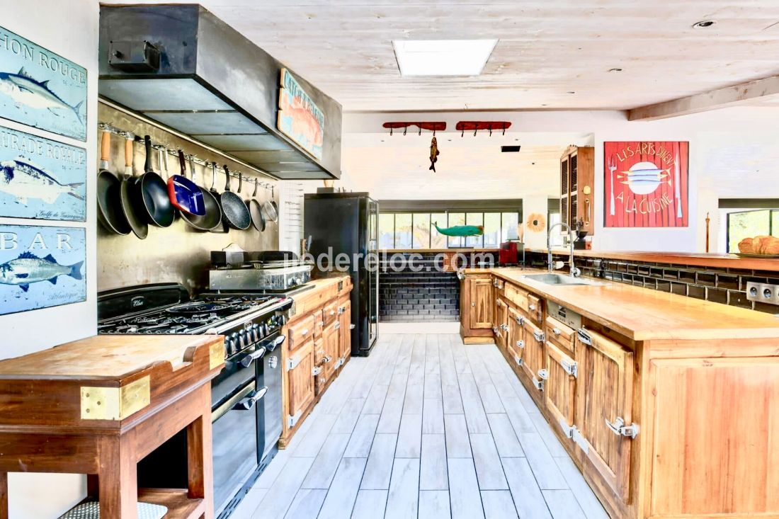 Photo 19 : CUISINE d'une maison située à Le Bois-Plage-en-Ré, île de Ré.