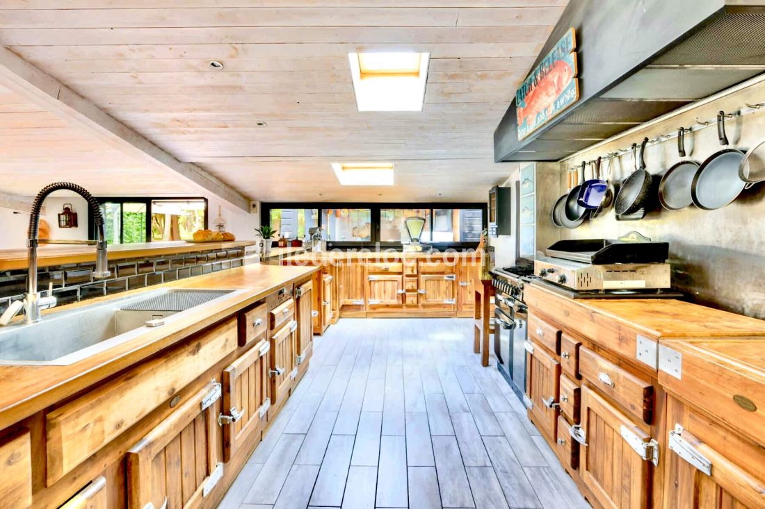 Photo 17 : CUISINE d'une maison située à Le Bois-Plage-en-Ré, île de Ré.
