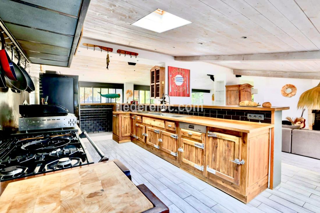 Photo 18 : CUISINE d'une maison située à Le Bois-Plage-en-Ré, île de Ré.