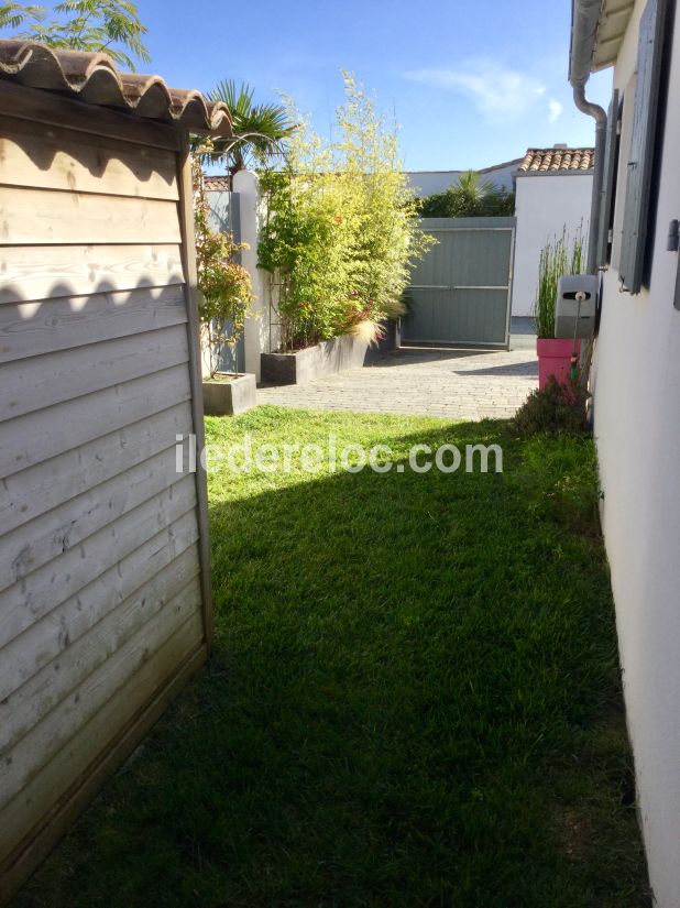 Photo 8 : JARDIN d'une maison situ&eacute;e &agrave; Le Bois-Plage-en-R&eacute;, &icirc;le de R&eacute;.