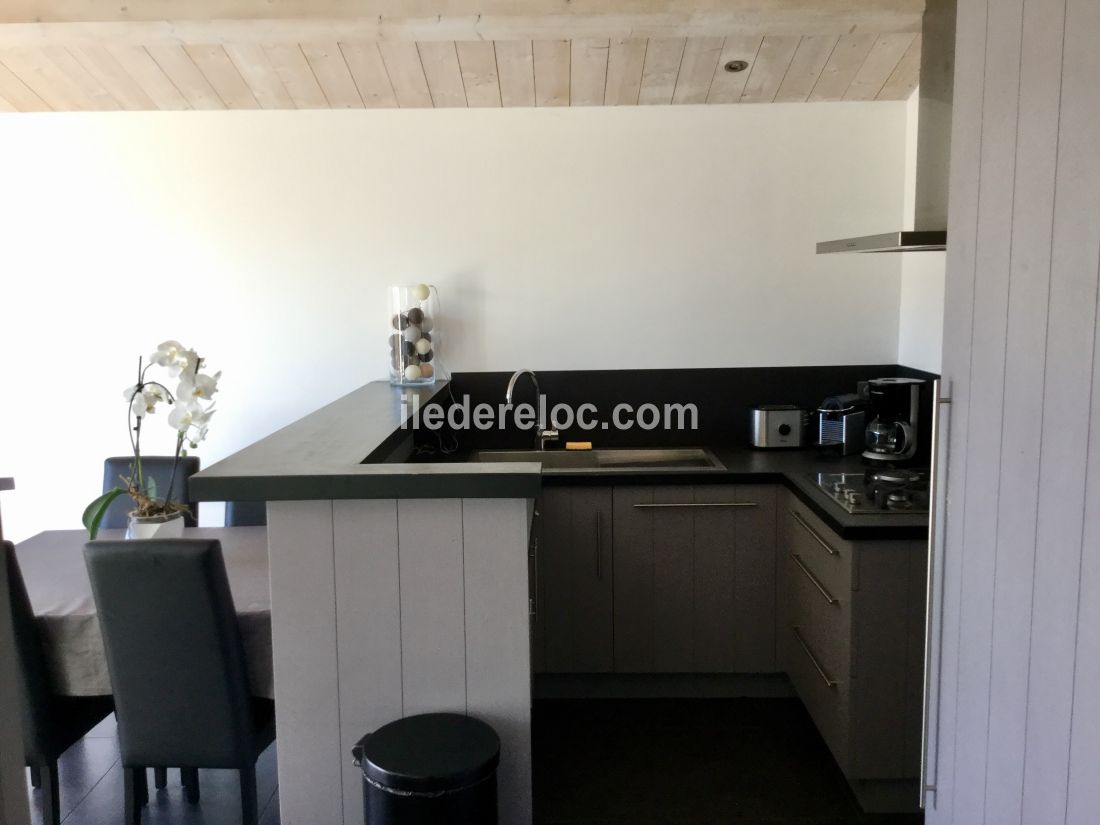 Photo 16 : CUISINE d'une maison situ&eacute;e &agrave; Le Bois-Plage-en-R&eacute;, &icirc;le de R&eacute;.
