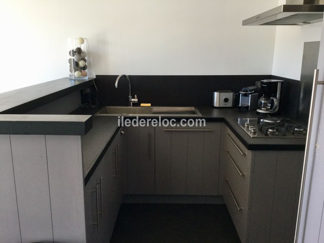 Photo 17 : CUISINE d'une maison situ&eacute;e &agrave; Le Bois-Plage-en-R&eacute;, &icirc;le de R&eacute;.