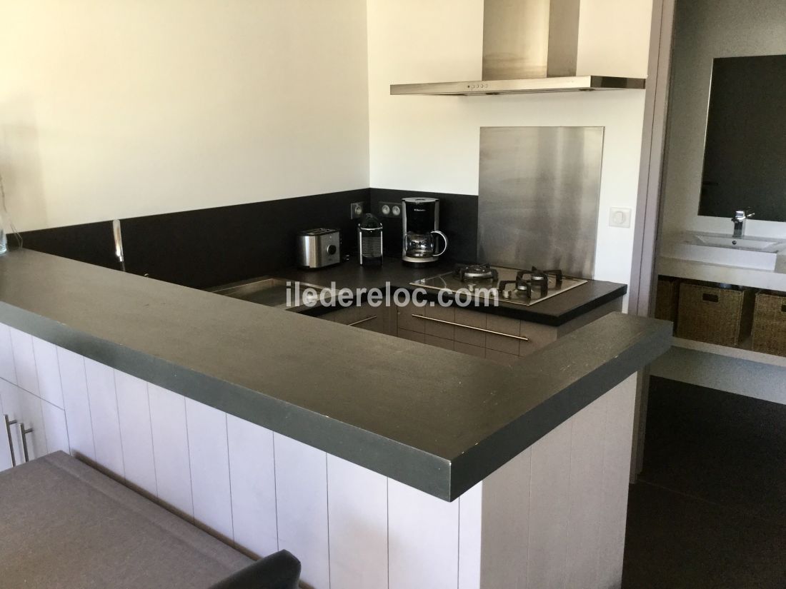Photo 18 : CUISINE d'une maison situ&eacute;e &agrave; Le Bois-Plage-en-R&eacute;, &icirc;le de R&eacute;.