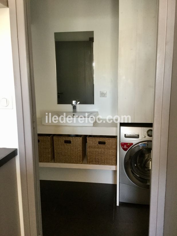 Photo 19 : SALLEDEBAIN d'une maison situ&eacute;e &agrave; Le Bois-Plage-en-R&eacute;, &icirc;le de R&eacute;.