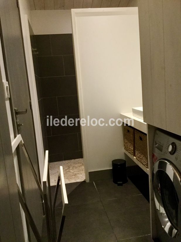 Photo 21 : SALLEDEBAIN d'une maison situ&eacute;e &agrave; Le Bois-Plage-en-R&eacute;, &icirc;le de R&eacute;.