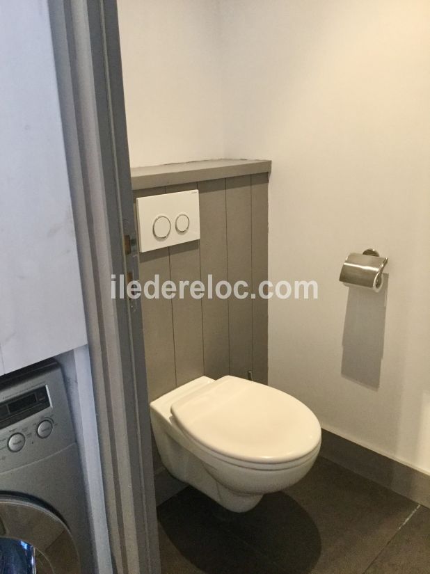 Photo 22 : WC d'une maison situ&eacute;e &agrave; Le Bois-Plage-en-R&eacute;, &icirc;le de R&eacute;.