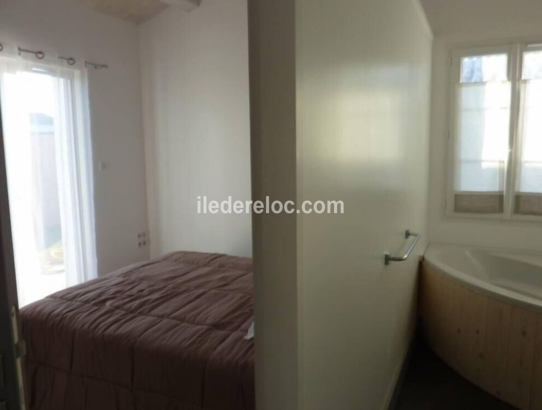 Photo 23 : CHAMBRE d'une maison situ&eacute;e &agrave; Le Bois-Plage-en-R&eacute;, &icirc;le de R&eacute;.