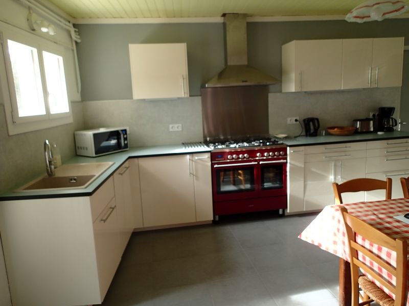 Photo 9 : CUISINE d'une maison située à Sainte-Marie-de-Ré, île de Ré.