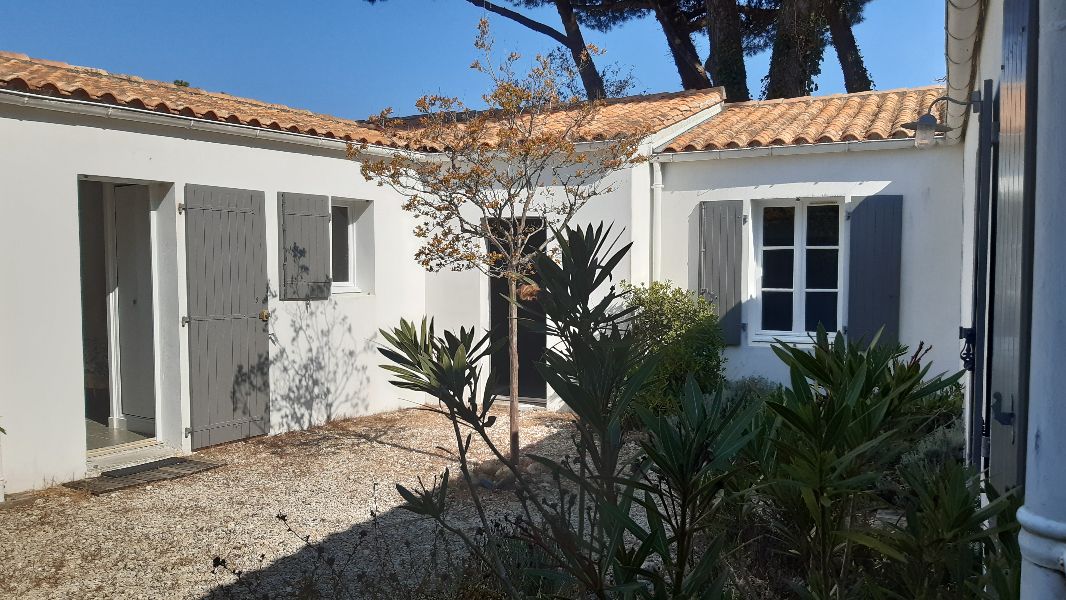 Photo 5 : PATIO d'une maison située à Le Bois-Plage-en-Ré, île de Ré.