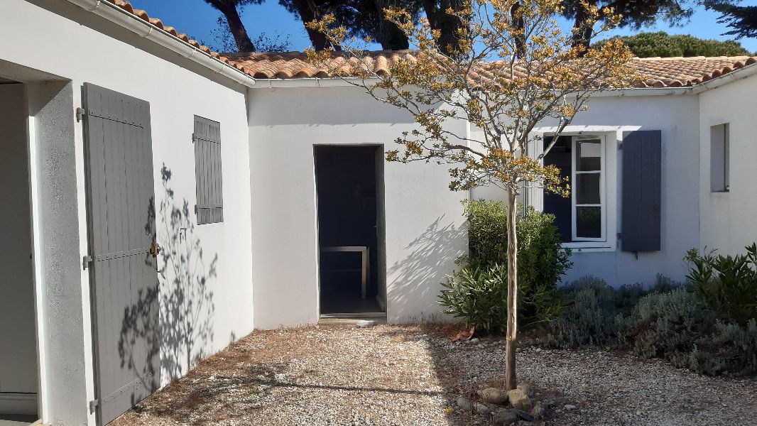 Photo 21 : PATIO d'une maison située à Le Bois-Plage-en-Ré, île de Ré.