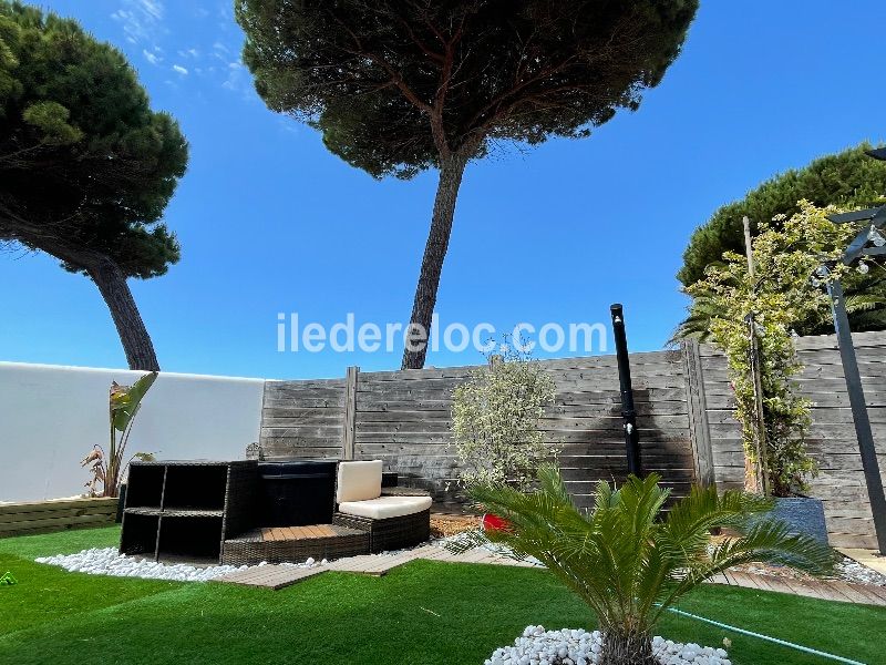 Photo 4 : JARDIN d'une maison située à Le Bois-Plage-en-Ré, île de Ré.