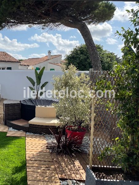 Photo 7 : JARDIN d'une maison située à Le Bois-Plage-en-Ré, île de Ré.