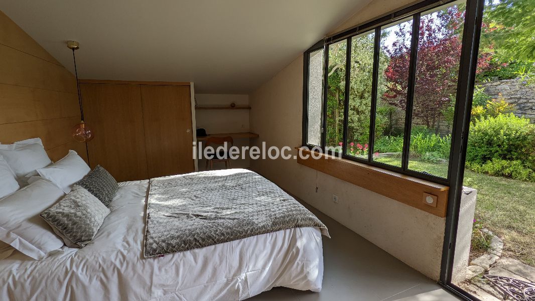 Photo 19 : CHAMBRE d'une maison située à Saint-Martin-de-Ré, île de Ré.