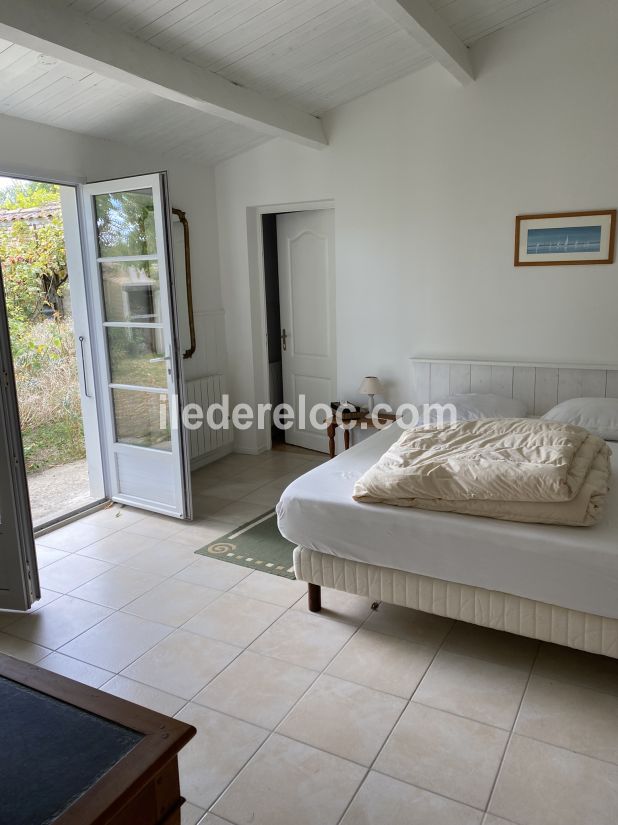 Photo 9 : CHAMBRE d'une maison situ&eacute;e &agrave; Ars en R&eacute;, &icirc;le de R&eacute;.