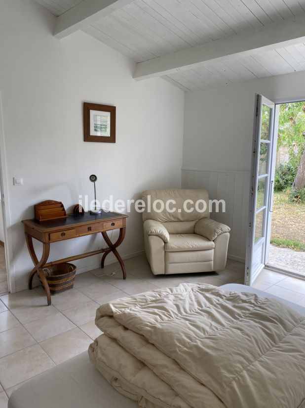 Photo 7 : CHAMBRE d'une maison situ&eacute;e &agrave; Ars en R&eacute;, &icirc;le de R&eacute;.