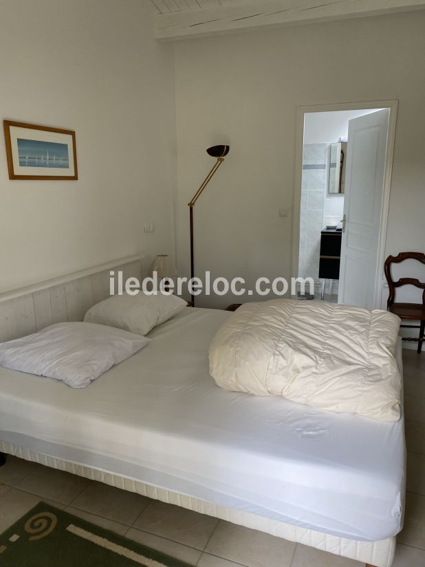 Photo 8 : CHAMBRE d'une maison situ&eacute;e &agrave; Ars en R&eacute;, &icirc;le de R&eacute;.