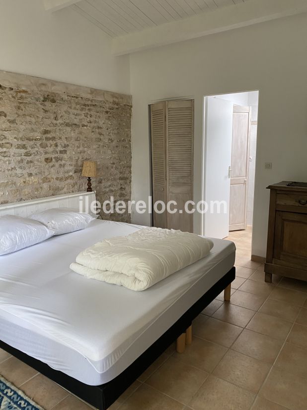 Photo 10 : CHAMBRE d'une maison situ&eacute;e &agrave; Ars en R&eacute;, &icirc;le de R&eacute;.