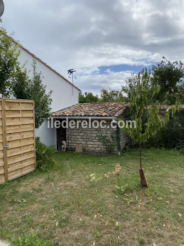 Photo 16 : EXTERIEUR d'une maison situ&eacute;e &agrave; Ars en R&eacute;, &icirc;le de R&eacute;.