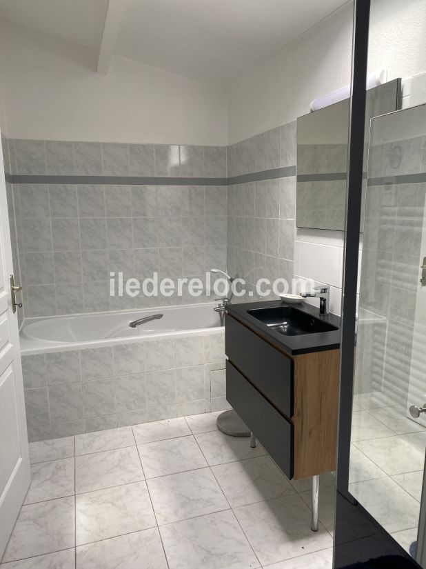 Photo 17 : SALLEDEBAIN d'une maison situ&eacute;e &agrave; Ars en R&eacute;, &icirc;le de R&eacute;.