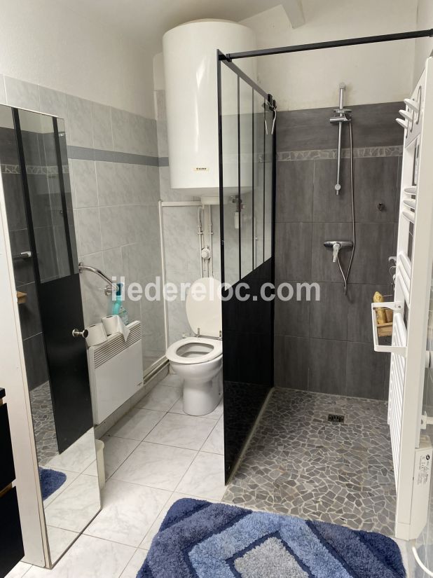 Photo 18 : SALLEDEBAIN d'une maison situ&eacute;e &agrave; Ars en R&eacute;, &icirc;le de R&eacute;.