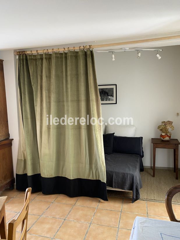 Photo 5 : ENTREE d'une maison situ&eacute;e &agrave; Ars en R&eacute;, &icirc;le de R&eacute;.