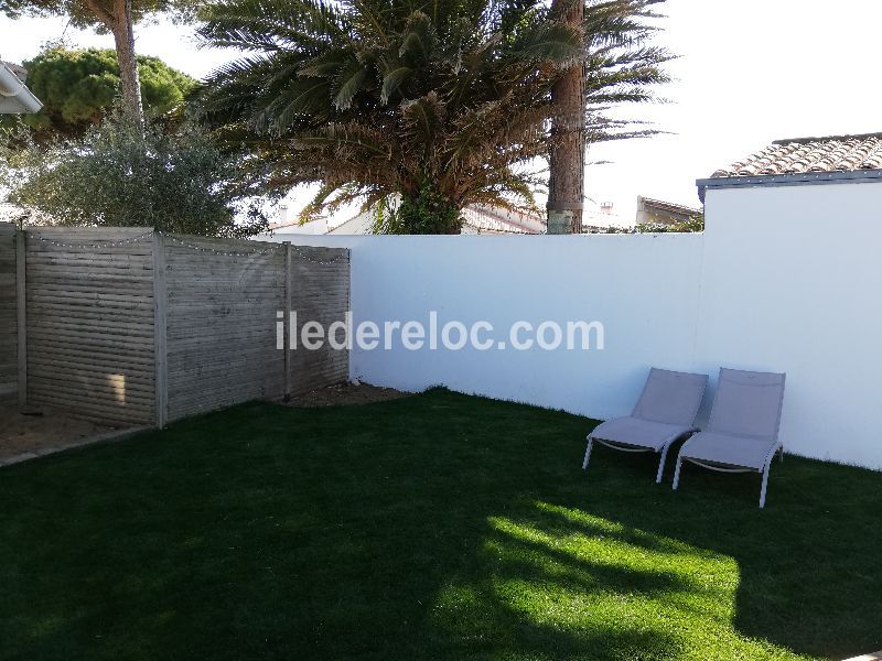 Photo 10 : JARDIN d'une maison située à Le Bois-Plage-en-Ré, île de Ré.