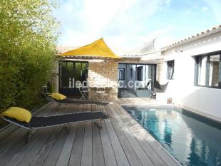 Ile de Ré:Au chai de ré, ancien chai rénové, piscine chauffée, 11 personnes, linge inclu