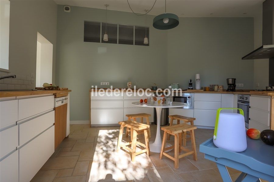 Photo 8 : CUISINE d'une maison située à La Flotte, île de Ré.