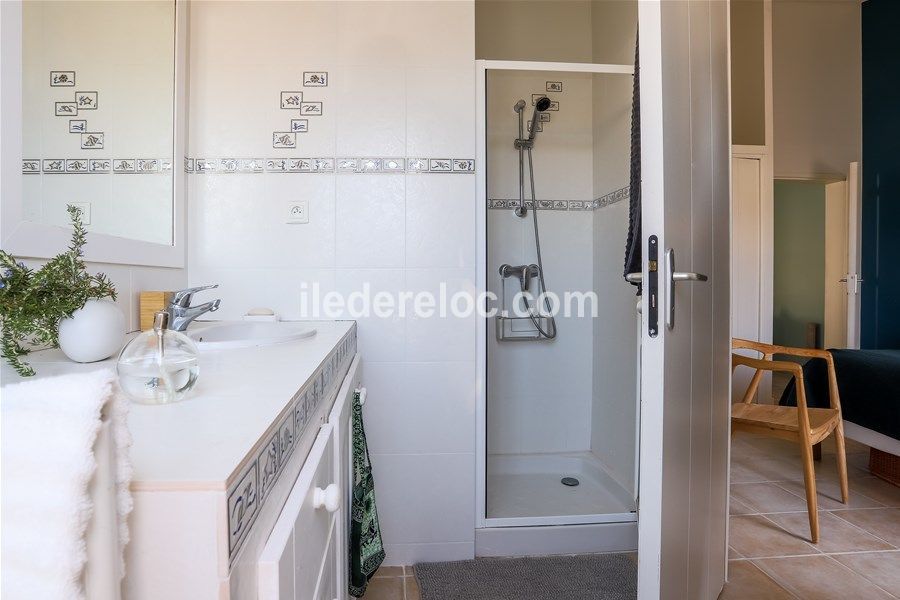 Photo 16 : SALLEDEBAIN d'une maison située à La Flotte, île de Ré.