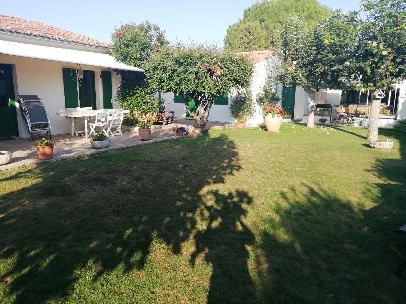 Photo 1 : JARDIN d'une maison située à Loix, île de Ré.