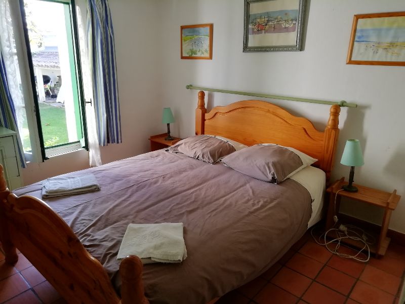 Photo 9 : CHAMBRE d'une maison située à Loix, île de Ré.