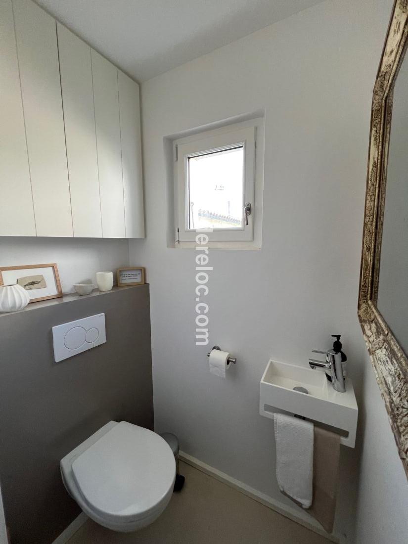Photo 17 : WC d'une maison située à Ars en Ré, île de Ré.