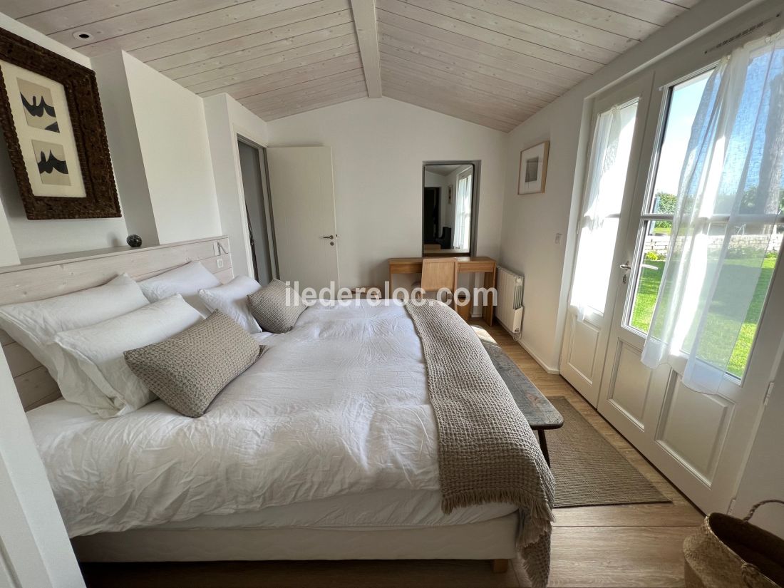 Photo 18 : CHAMBRE d'une maison située à Ars en Ré, île de Ré.