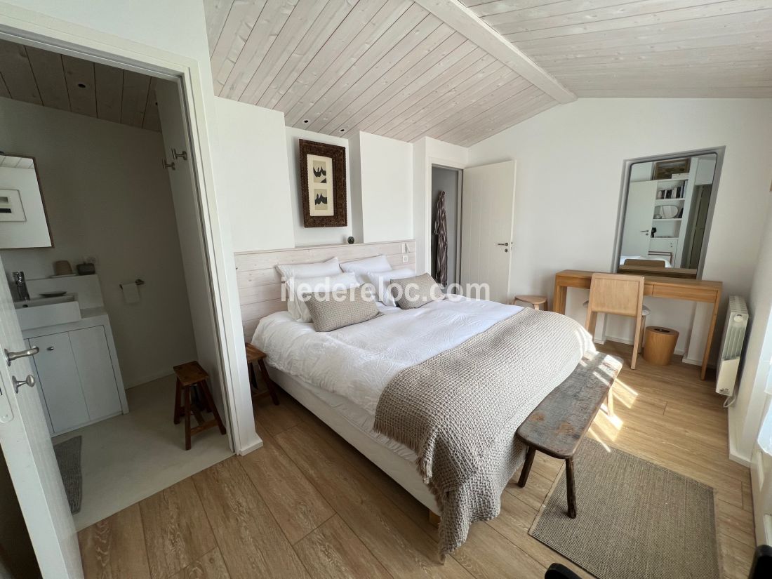 Photo 19 : CHAMBRE d'une maison située à Ars en Ré, île de Ré.