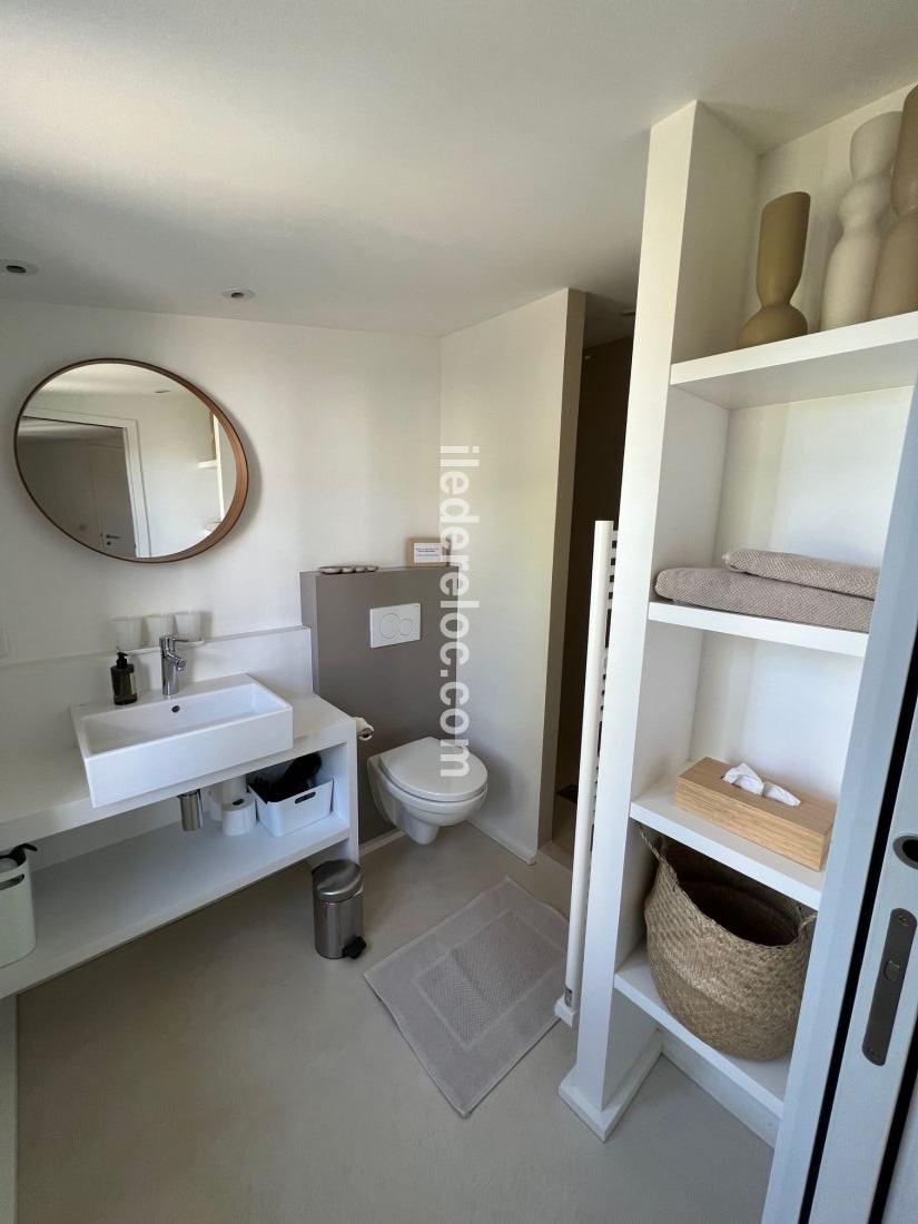 Photo 23 : SALLEDEBAIN d'une maison située à Ars en Ré, île de Ré.