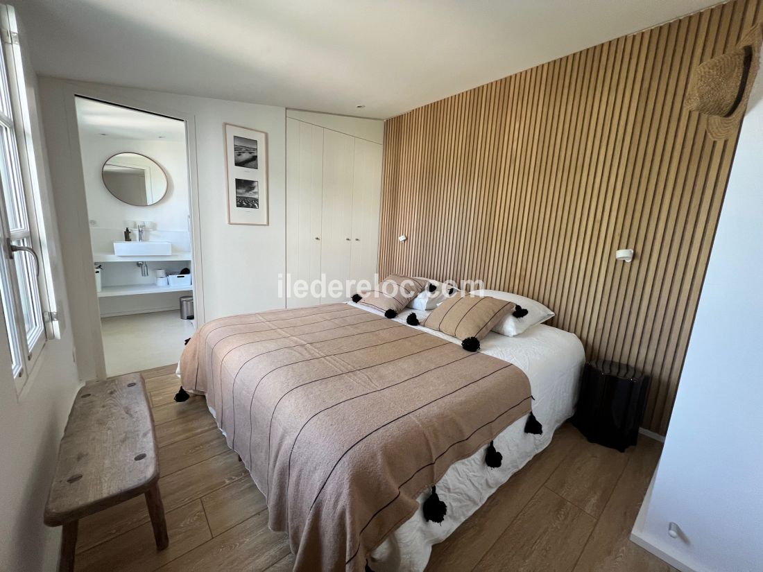 Photo 22 : CHAMBRE d'une maison située à Ars en Ré, île de Ré.