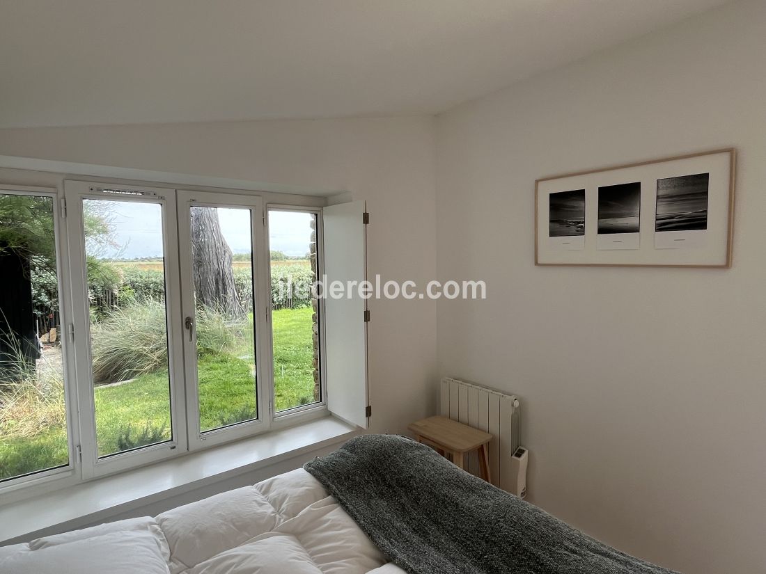 Photo 28 : CHAMBRE d'une maison située à Ars en Ré, île de Ré.